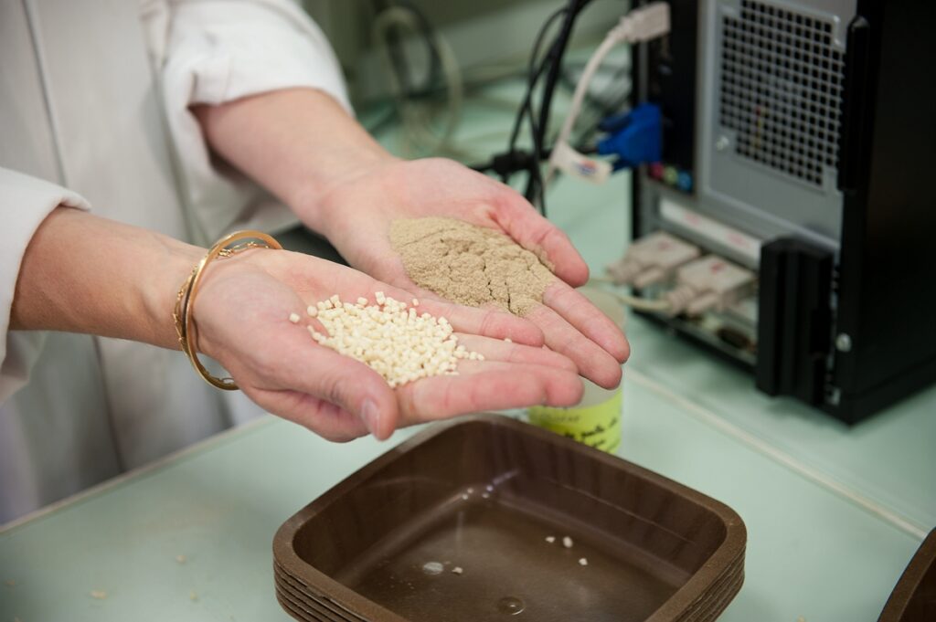 Manipulation en laboratoire dans l'UMR Ingenierie des agropolymeres et technologies emergentes (IATE) a l'Inra de Montpellier.
